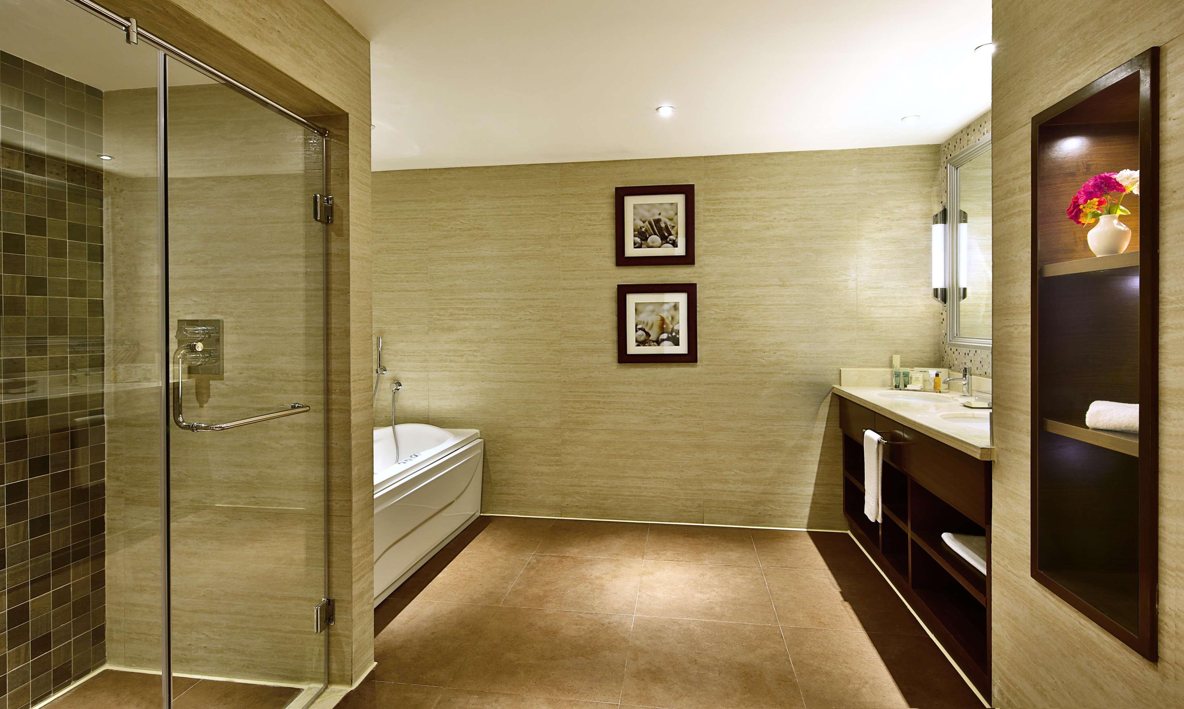 Hilton Alexandria King'S Ranch Hotel King Mariout Exterior photo Bathroom
