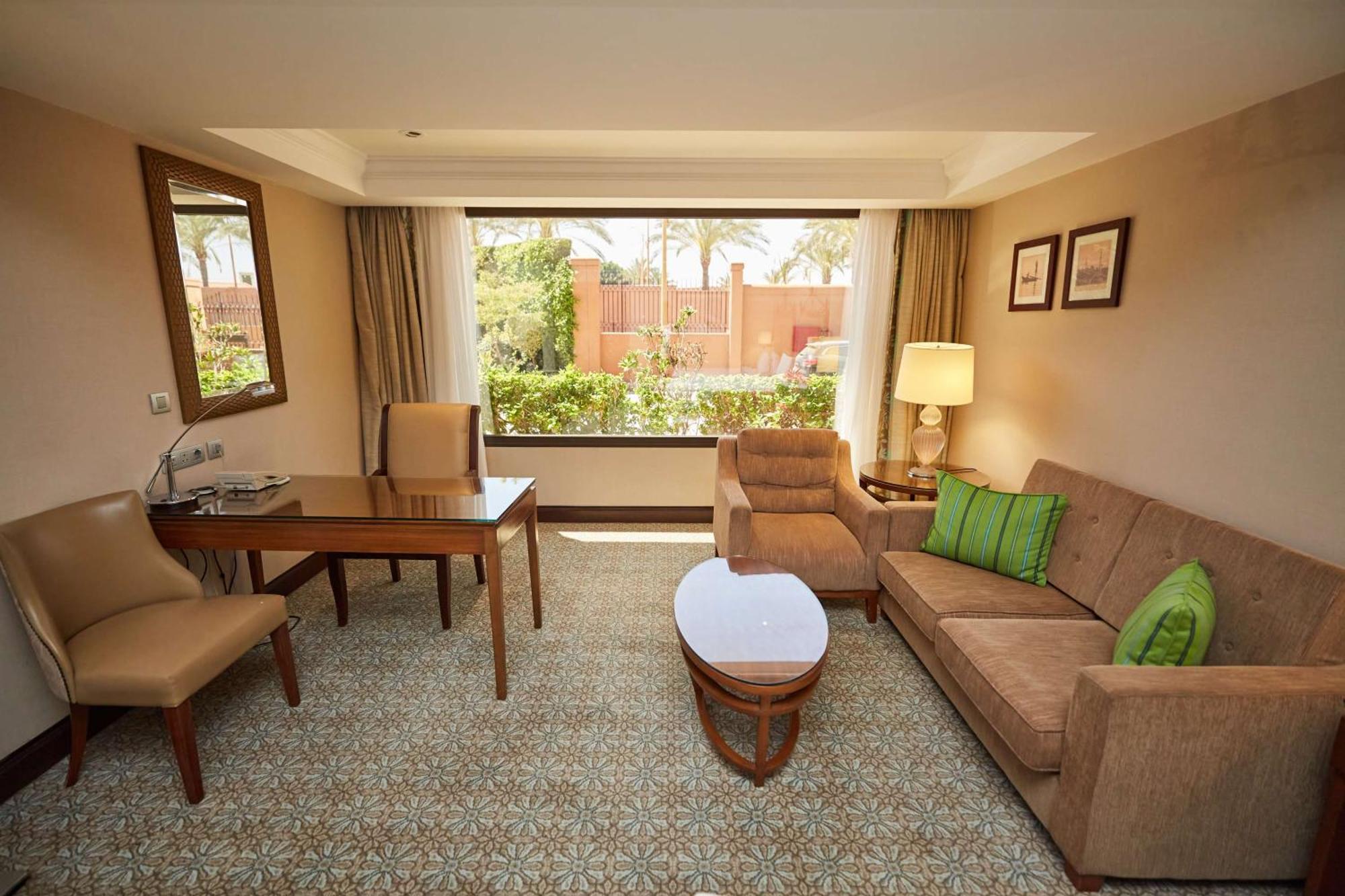Hilton Alexandria King'S Ranch Hotel King Mariout Exterior photo A living room in a suite at the Taj Bengal