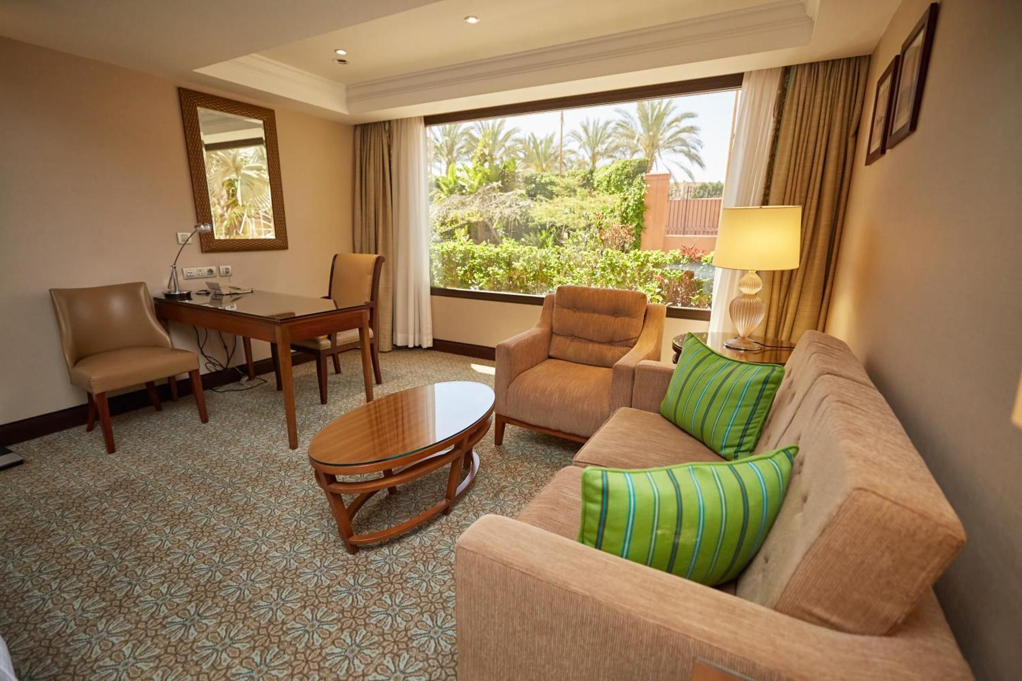 Hilton Alexandria King'S Ranch Hotel King Mariout Exterior photo A living room in a suite at the Taj Bengal