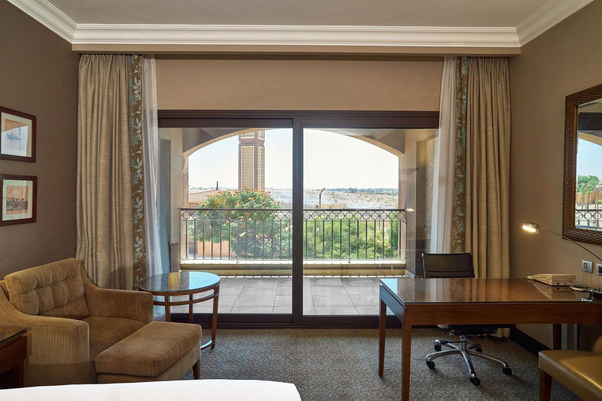 Hilton Alexandria King'S Ranch Hotel King Mariout Exterior photo A room at the hotel