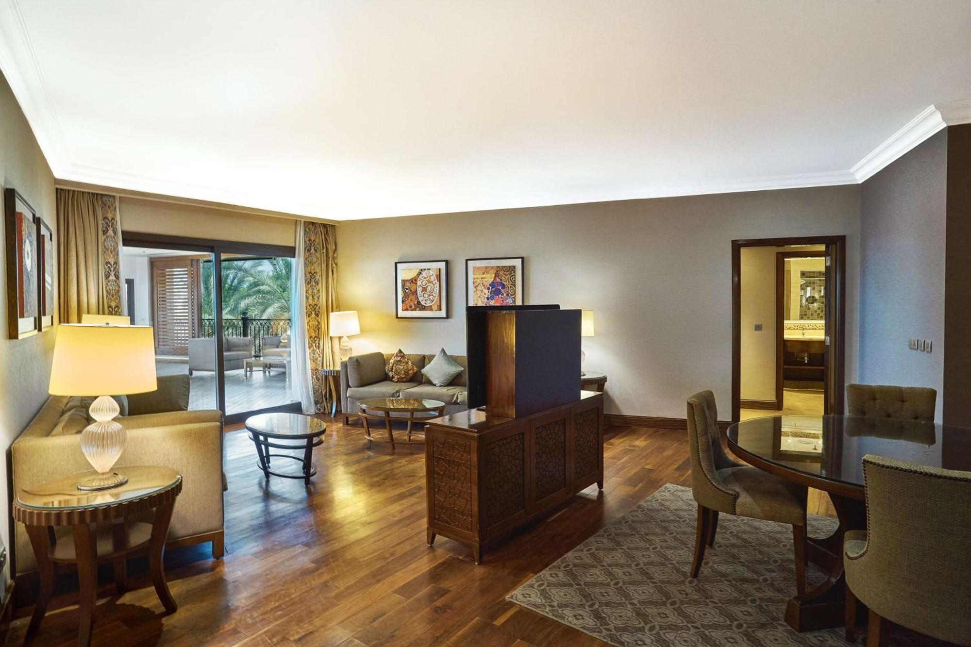 Hilton Alexandria King'S Ranch Hotel King Mariout Exterior photo A suite at the hotel